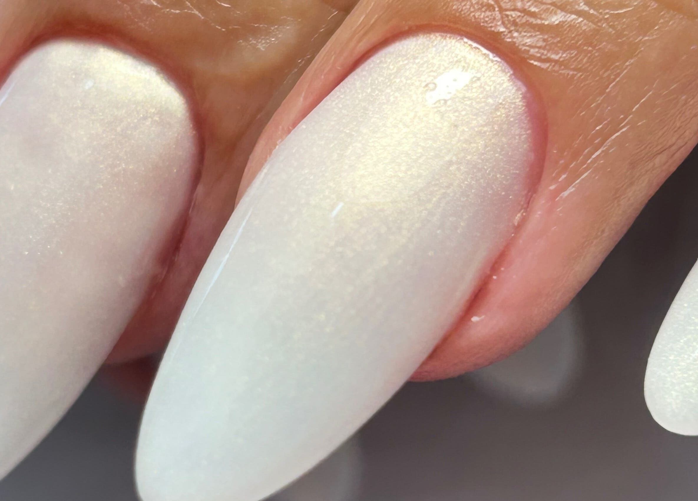 Unhas peroladas elegantes por Dayane Silva Nail Designer em Vila Nova De Gaia, Porto, PT.