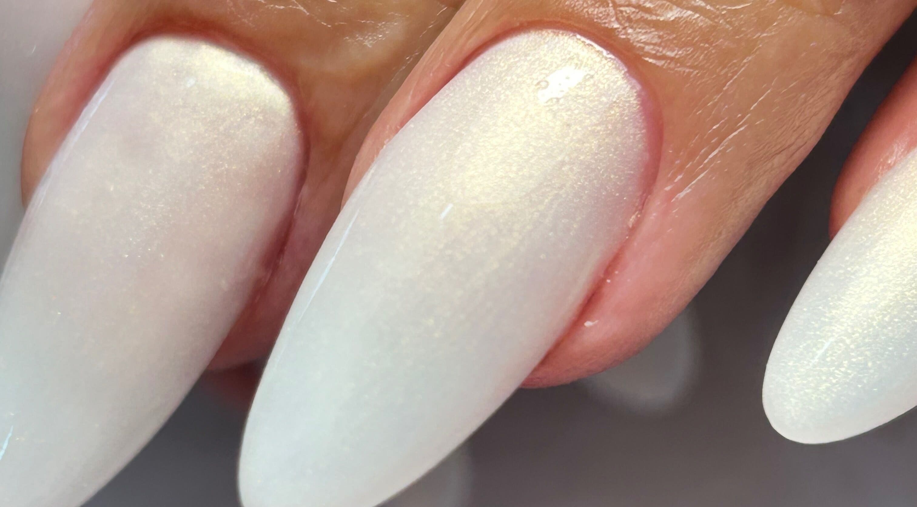 Unhas peroladas elegantes por Dayane Silva Nail Designer em Vila Nova De Gaia, Porto, PT.