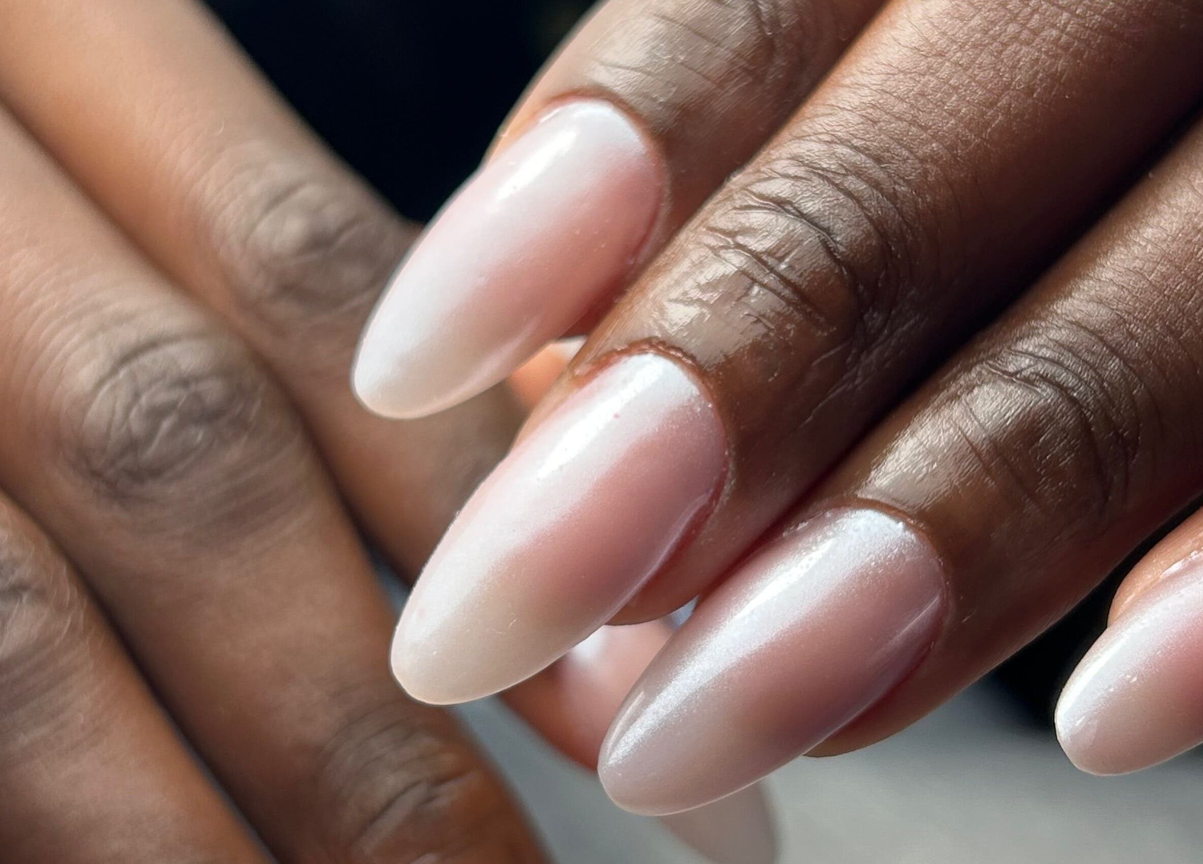 Unhas elegantes e minimalistas feitas por Dayane Silva Nail Designer em Vila Nova De Gaia, Porto, PT.