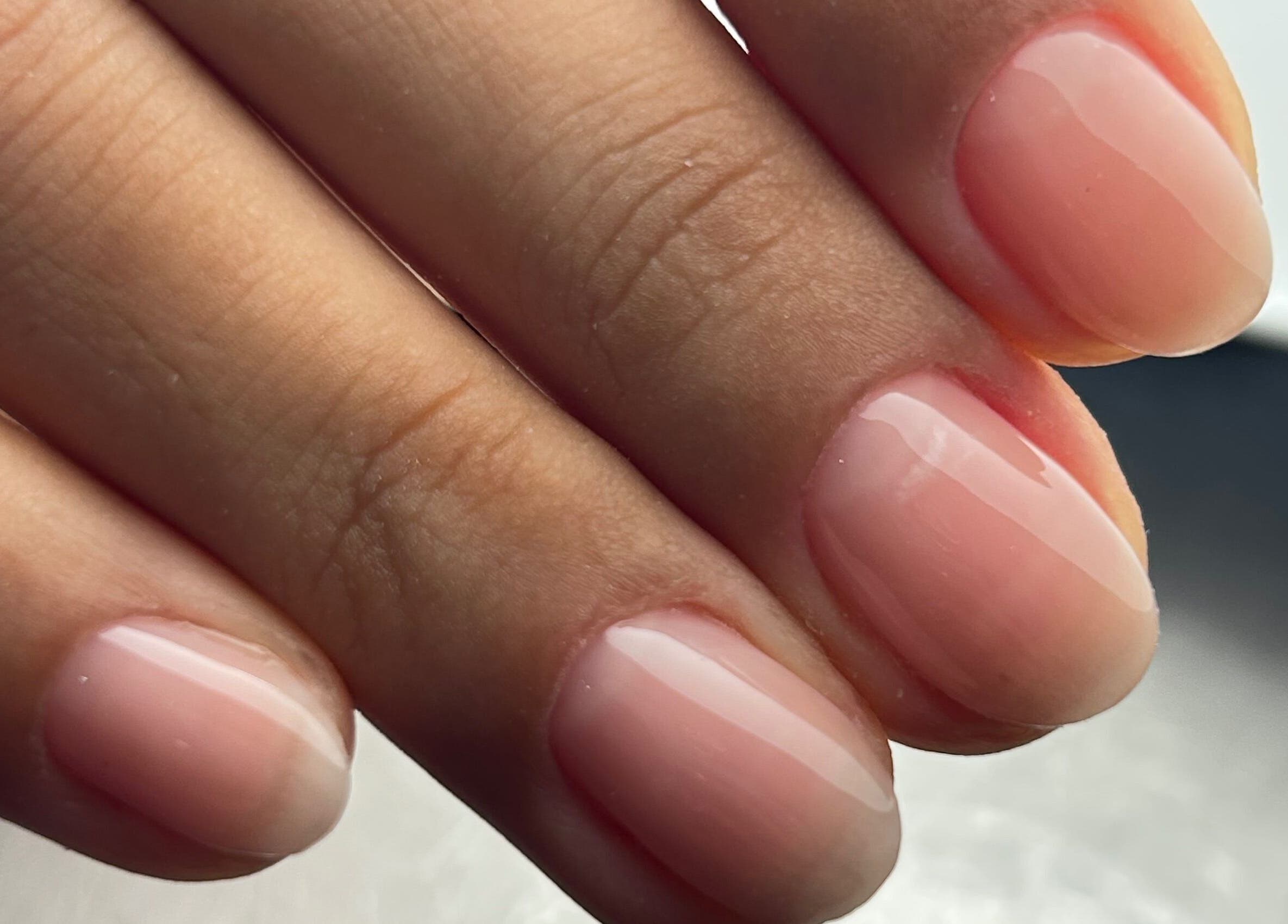 Unhas naturais delicadamente cuidadas por Dayane Silva Nail Designer em Vila Nova De Gaia, Porto, PT.