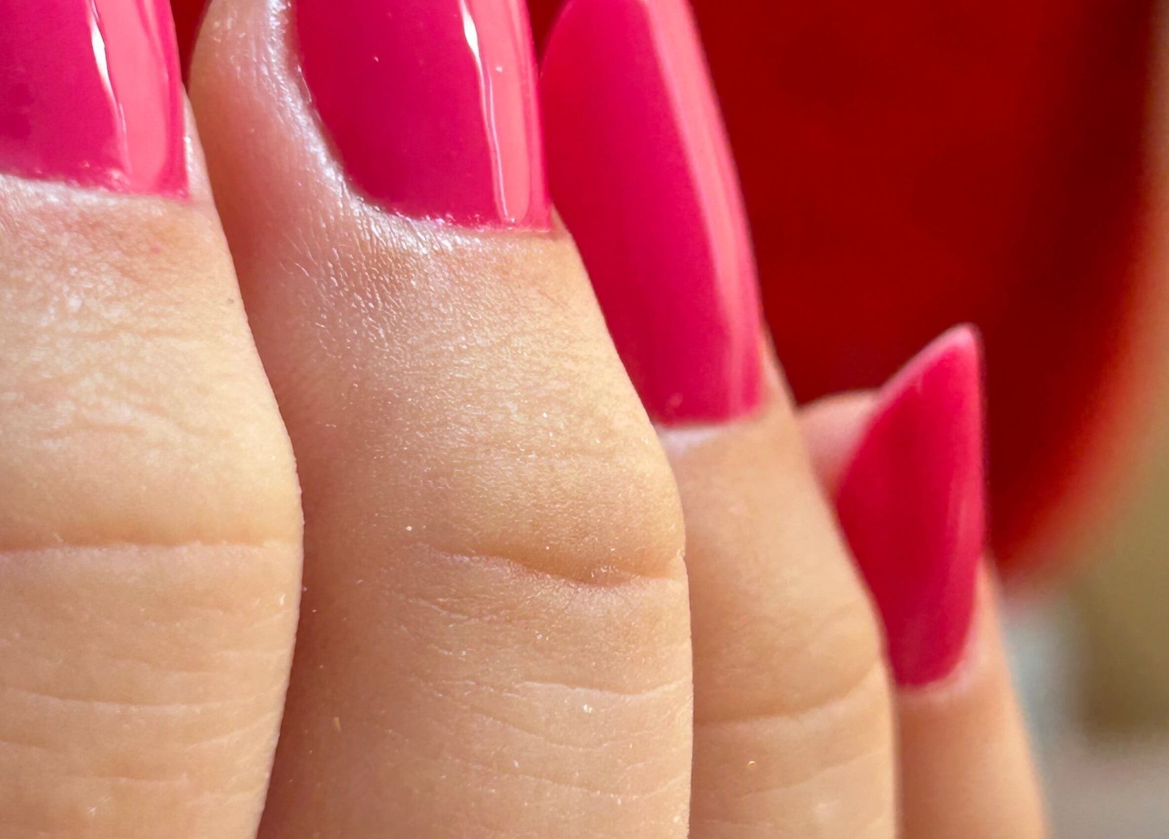 Unhas rosas vibrantes na Dayane Silva Nail Designer, Vila Nova De Gaia, Porto, PT.