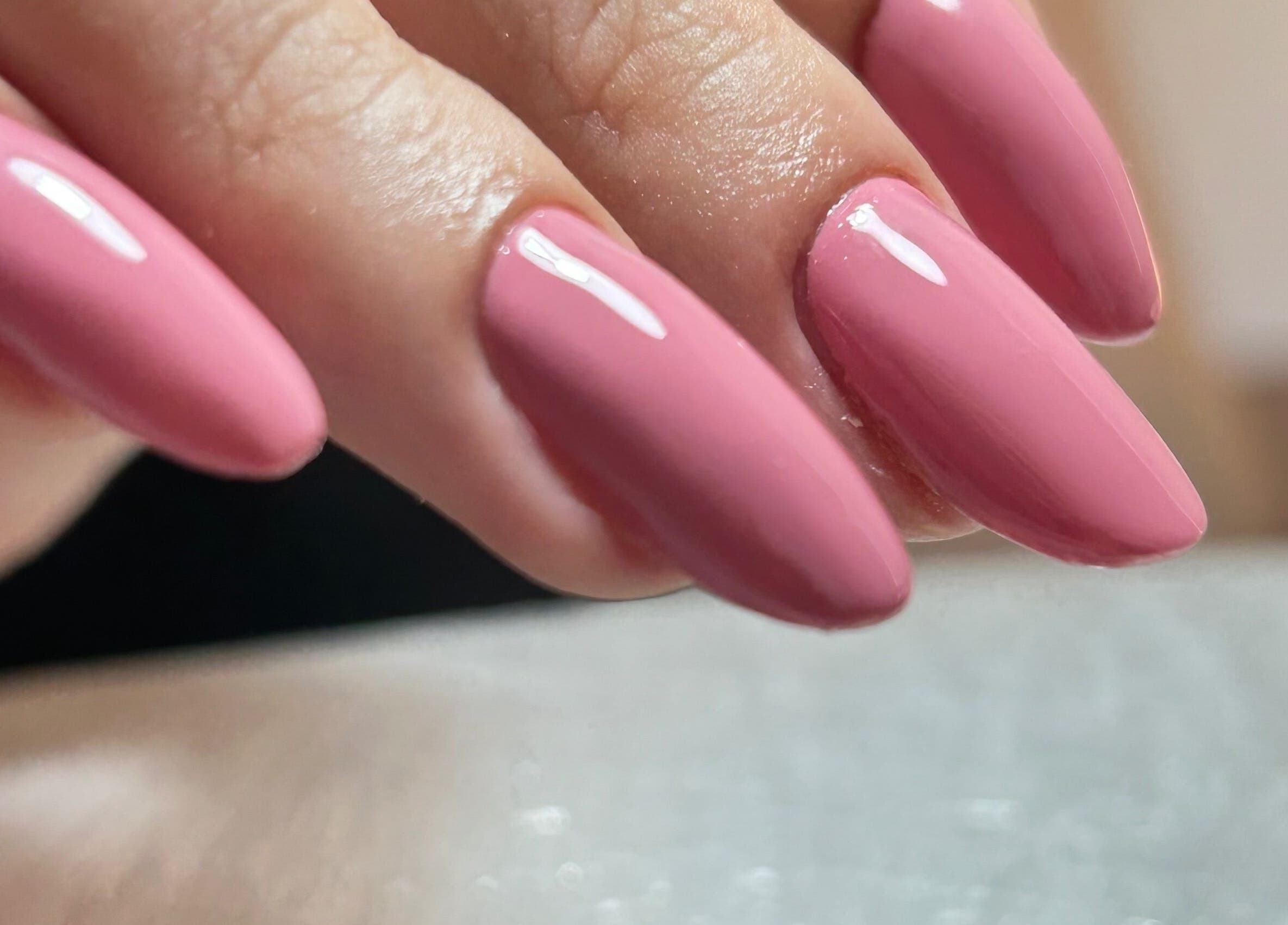 Unhas elegantes com esmalte rosa por Dayane Silva Nail Designer, Vila Nova De Gaia, Porto, PT.
