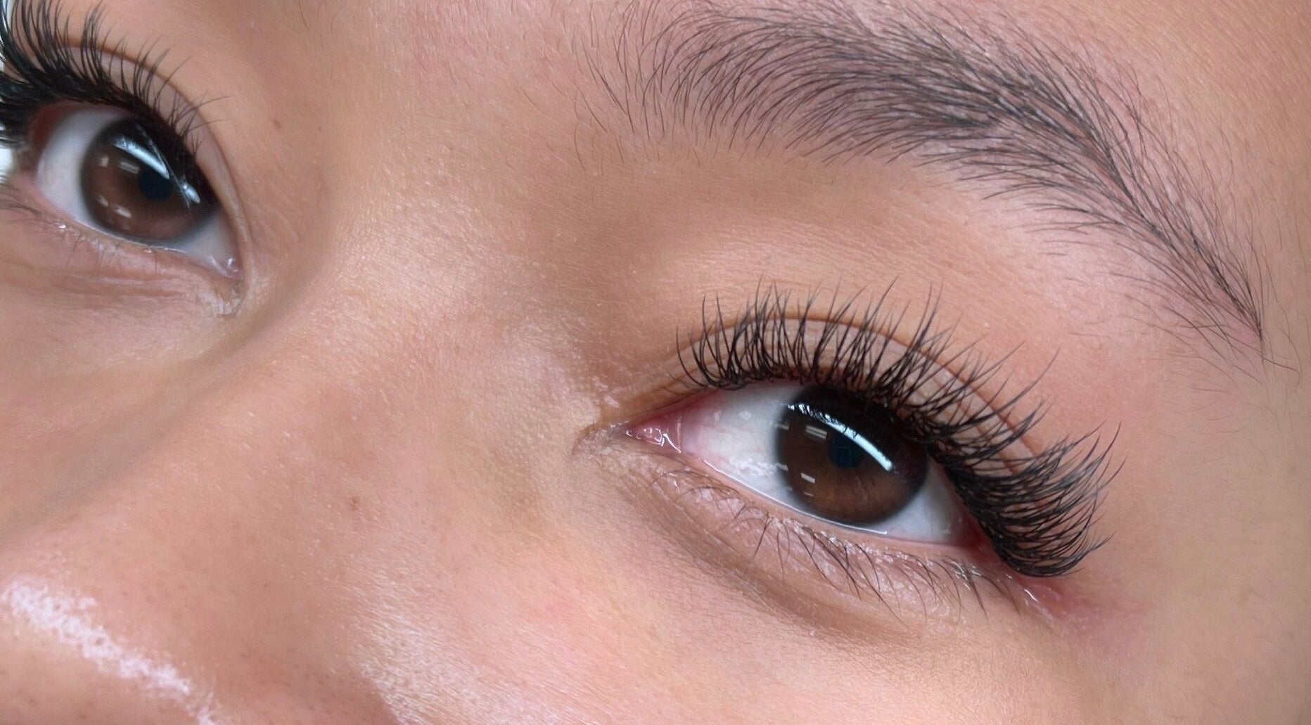 Close-up of beautiful eyelash extensions by Winksbymalynna in Atlanta, Georgia, US.