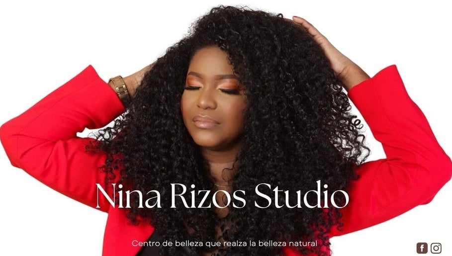 Modelo con cabello rizado en Nina Rizos Studio, Colón, Cristóbal, PA, destacando belleza y elegancia.