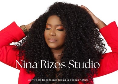 Modelo con cabello rizado en Nina Rizos Studio, Colón, Cristóbal, PA, destacando belleza y elegancia.