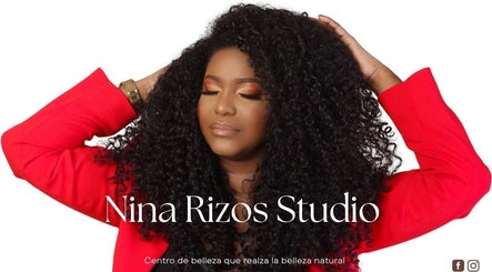 Modelo con cabello rizado en Nina Rizos Studio, Colón, Cristóbal, PA, destacando belleza y elegancia.