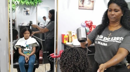 Estilista trabajando en rizos en Nina Rizos Studio, Colón, Cristóbal, PA.