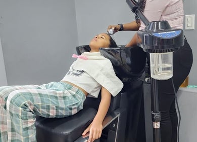 Cliente disfrutando servicio de lavado de cabello en Nina Rizos Studio, Colón, Cristóbal, PA.