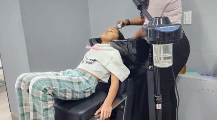Cliente disfrutando servicio de lavado de cabello en Nina Rizos Studio, Colón, Cristóbal, PA.