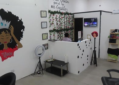 Recepción en Nina Rizos Studio, Colón, Cristóbal, PA, con decoración de flores y arte de cabello natural.