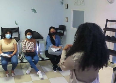 Mujeres en sesión informativa en Nina Rizos Studio, Colón, Cristóbal, PA, resaltando un ambiente profesional.