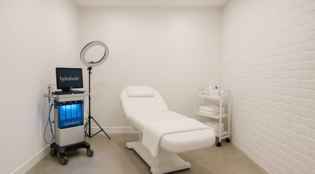 Elegant spa room at bioskinconcept in Toronto, Ontario, CA featuring a modern treatment bed and hydrafacial equipment.