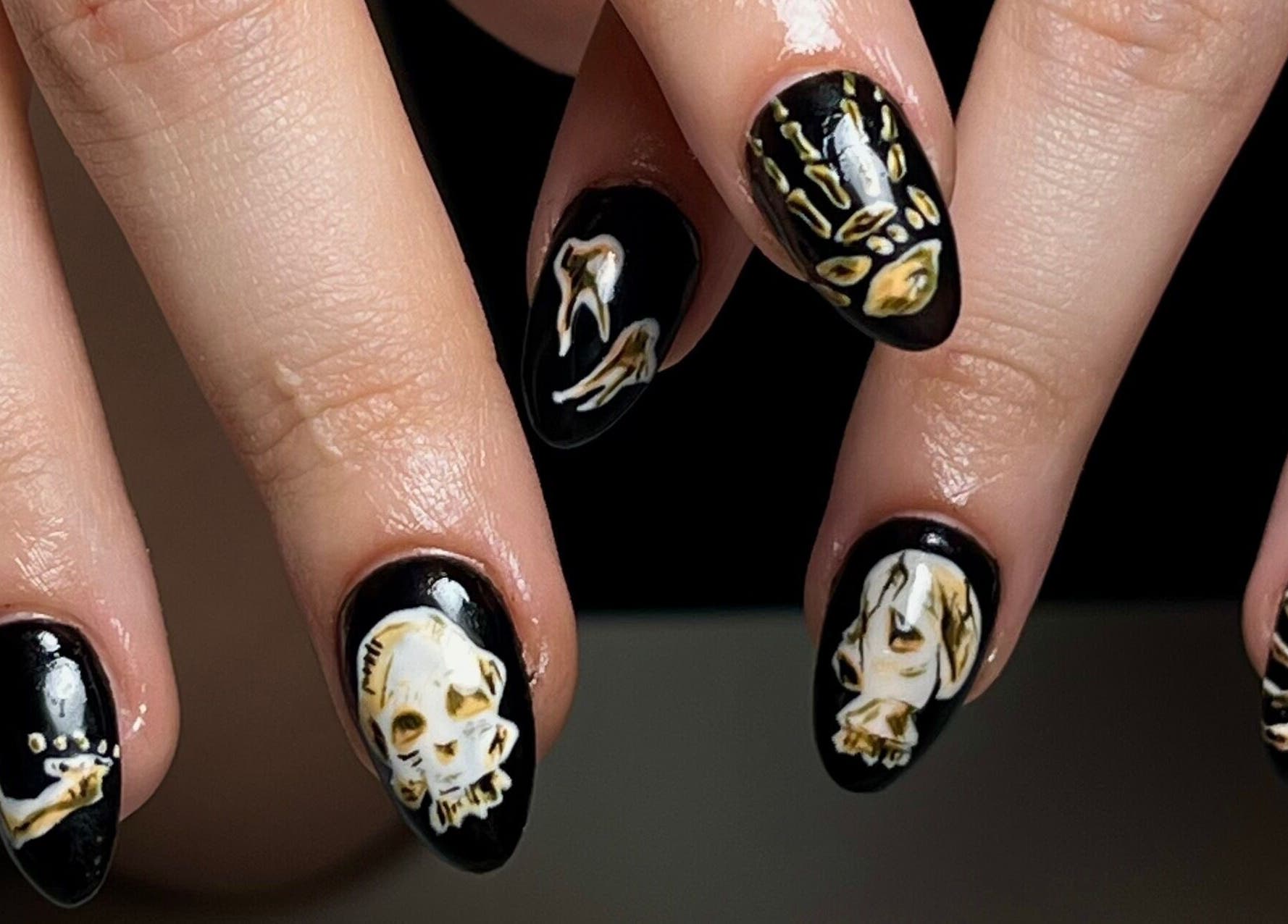 Intricate skull nail art at laDiri Nails, București, București, RO, showcasing unique black and gold designs.