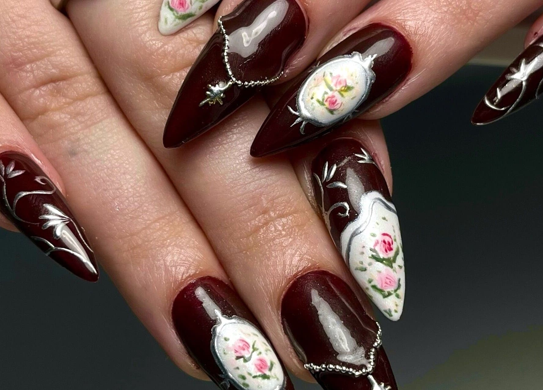 Intricate floral nail design at laDiri Nails in București, București, RO, showcasing elegance and style.