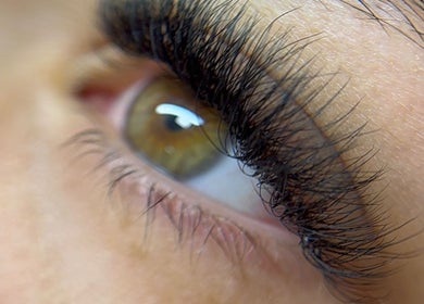 Primer plano de cejas con extensión en OOH LA LÁ | Home Studio, Alhaurín De La Torre, Andalucía, ES.
