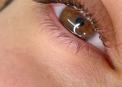Primer plano de un ojo con pestañas rizadas en OOH LA LÁ | Home Studio, Alhaurín De La Torre, Andalucía, ES.
