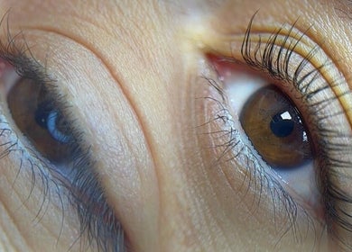 Detalle de ojos con pestañas, realzado en OOH LA LÁ | Home Studio, Alhaurín De La Torre, Andalucía, ES.