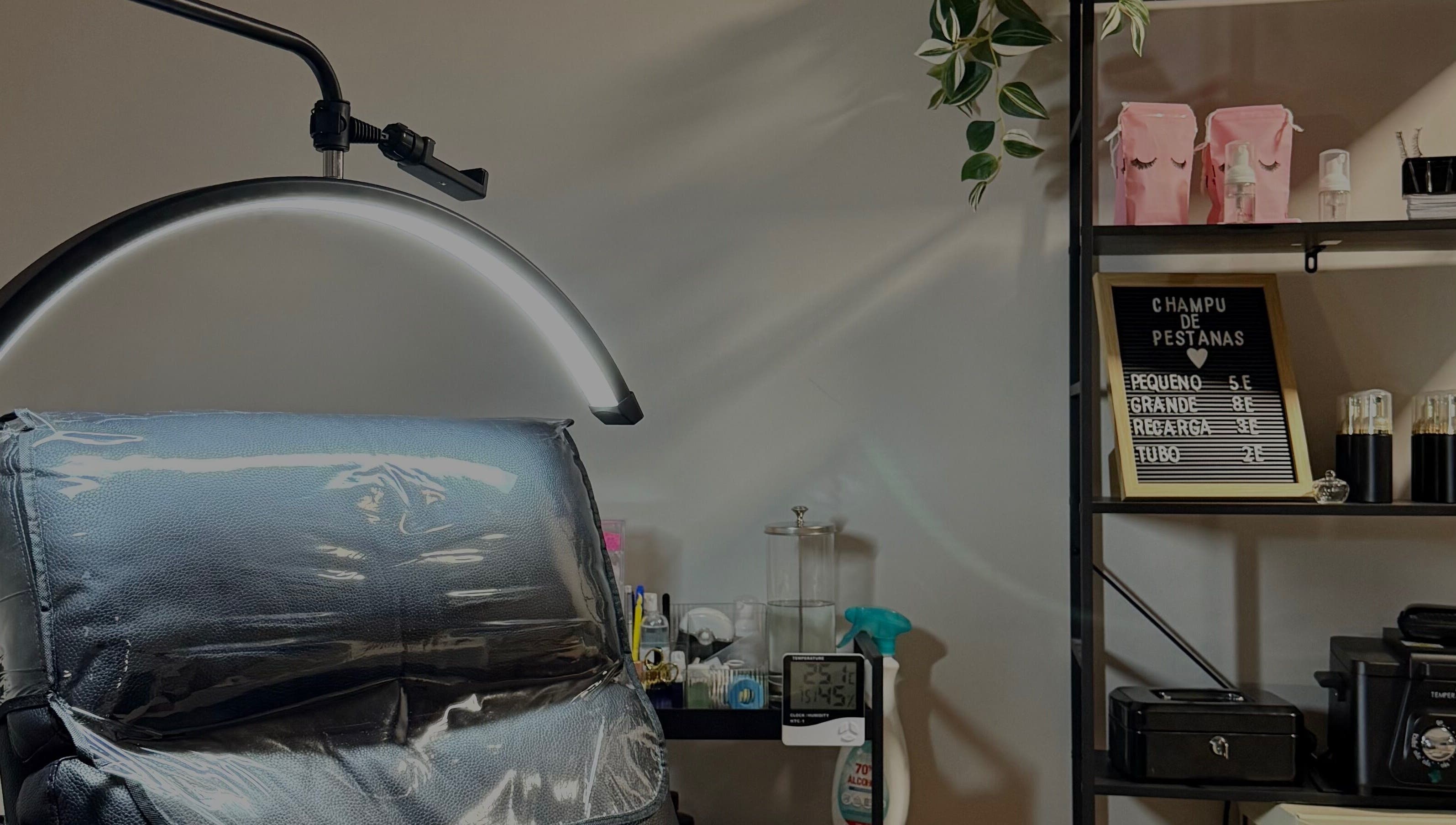 Interior de OOH LA LÁ | Home Studio en Alhaurín De La Torre, Andalucía, ES, mostrando un sillón moderno y estante decorado.