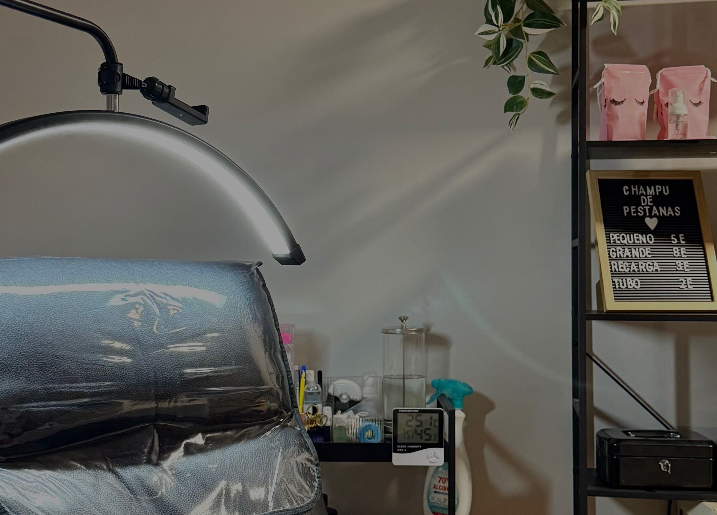 Interior de OOH LA LÁ | Home Studio en Alhaurín De La Torre, Andalucía, ES, mostrando un sillón moderno y estante decorado.