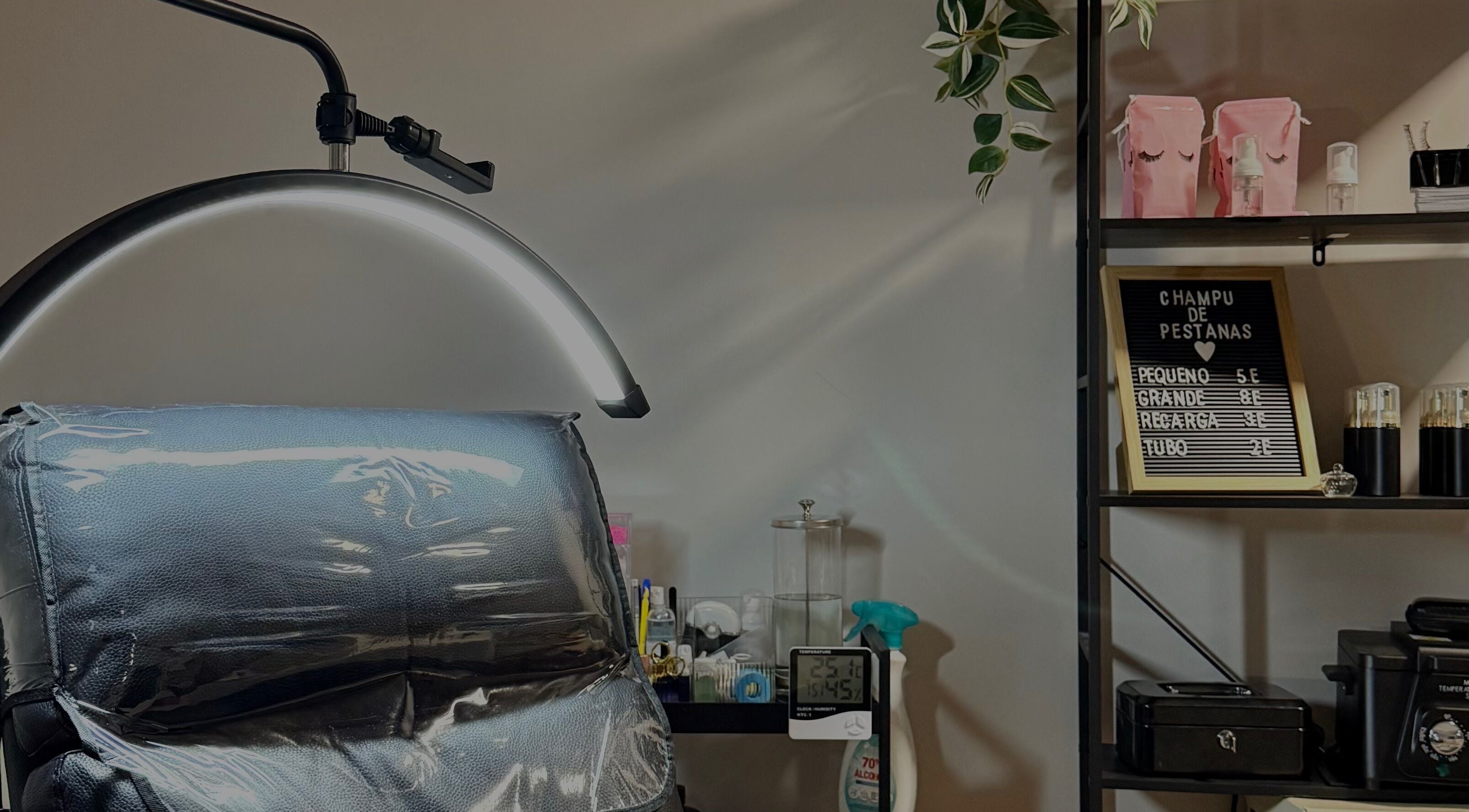 Interior de OOH LA LÁ | Home Studio en Alhaurín De La Torre, Andalucía, ES, mostrando un sillón moderno y estante decorado.