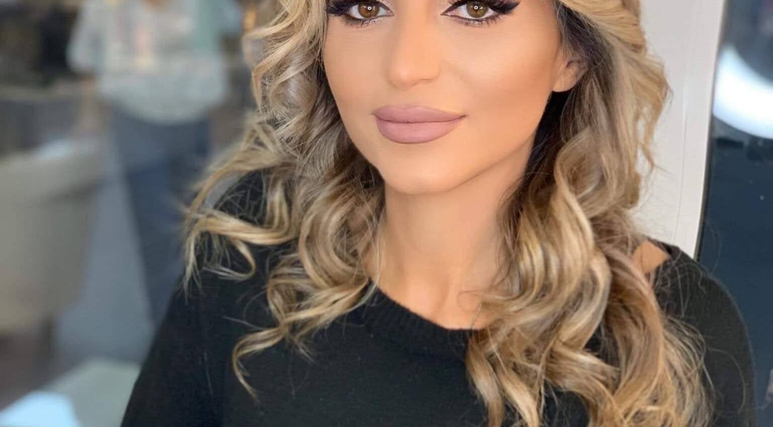 Vrouw met zachte krullen in Infinity salon, Kruisem, Vlaanderen, BE, straalt zelfvertrouwen uit.