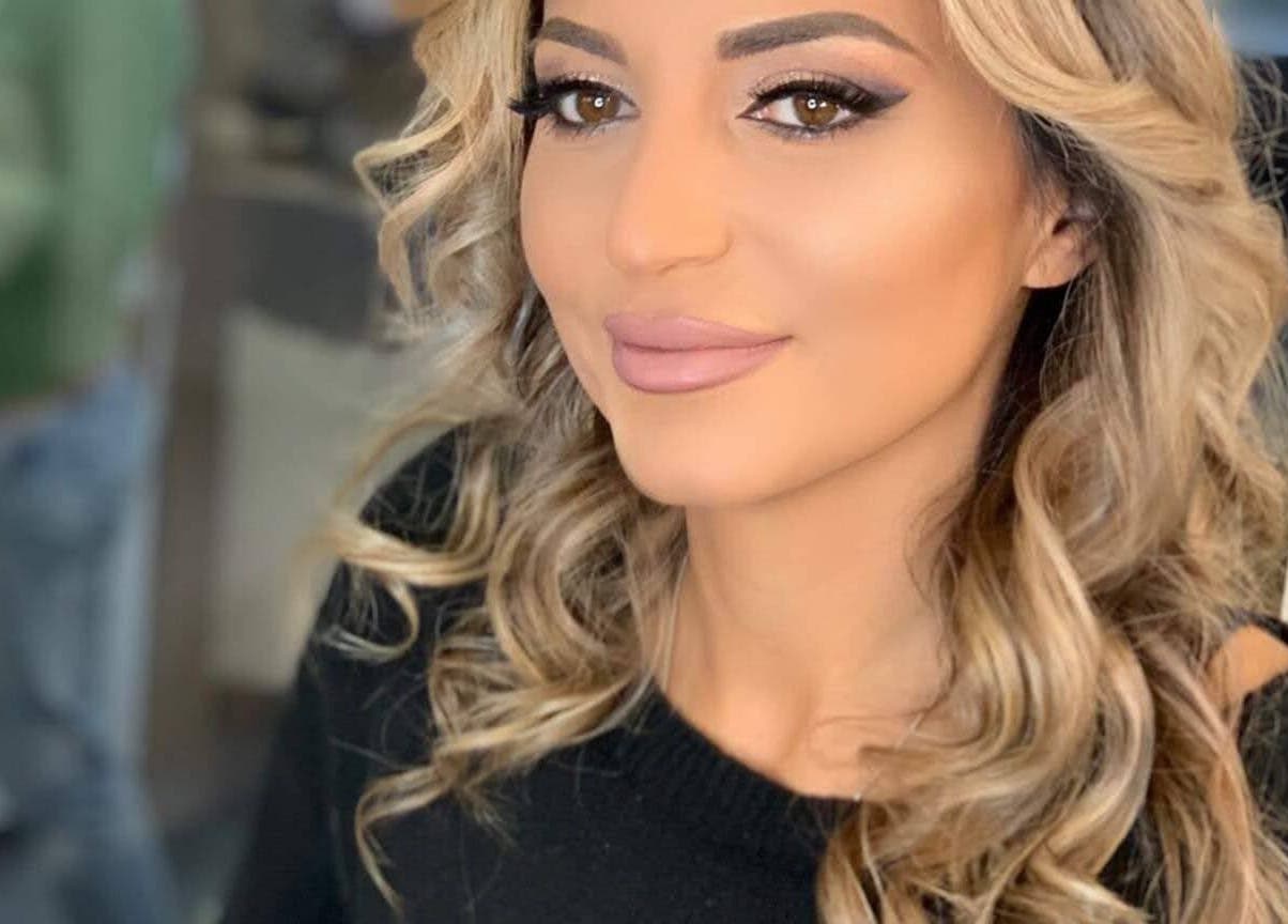 Portret van elegante vrouw met krullend haar bij Infinity salon, Kruisem, Vlaanderen, BE.