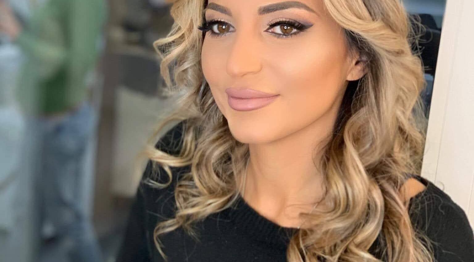 Portret van elegante vrouw met krullend haar bij Infinity salon, Kruisem, Vlaanderen, BE.