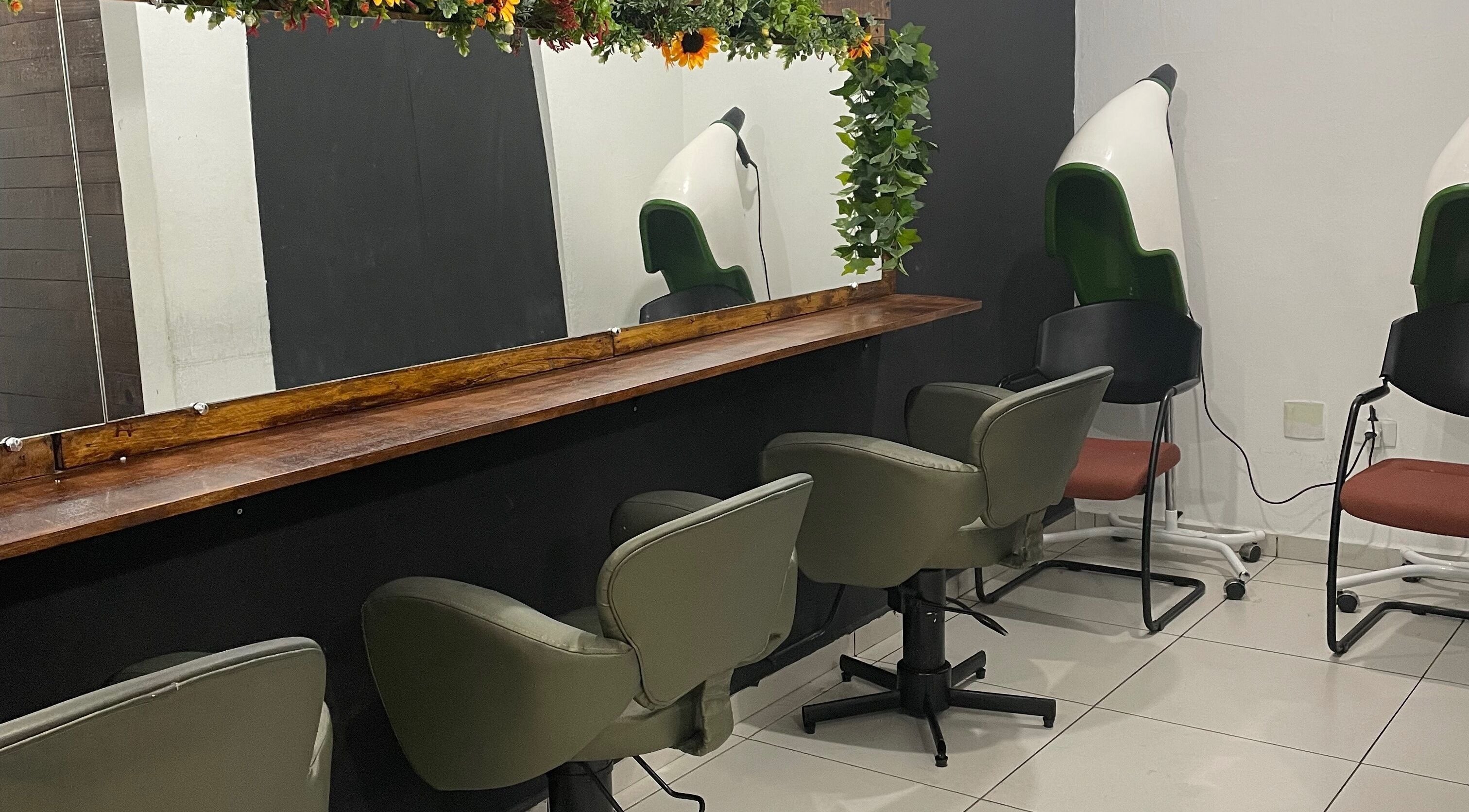 Interior moderno do Salão Raízes do Brasil com cadeiras elegantes em São Paulo, São Paulo, BR.