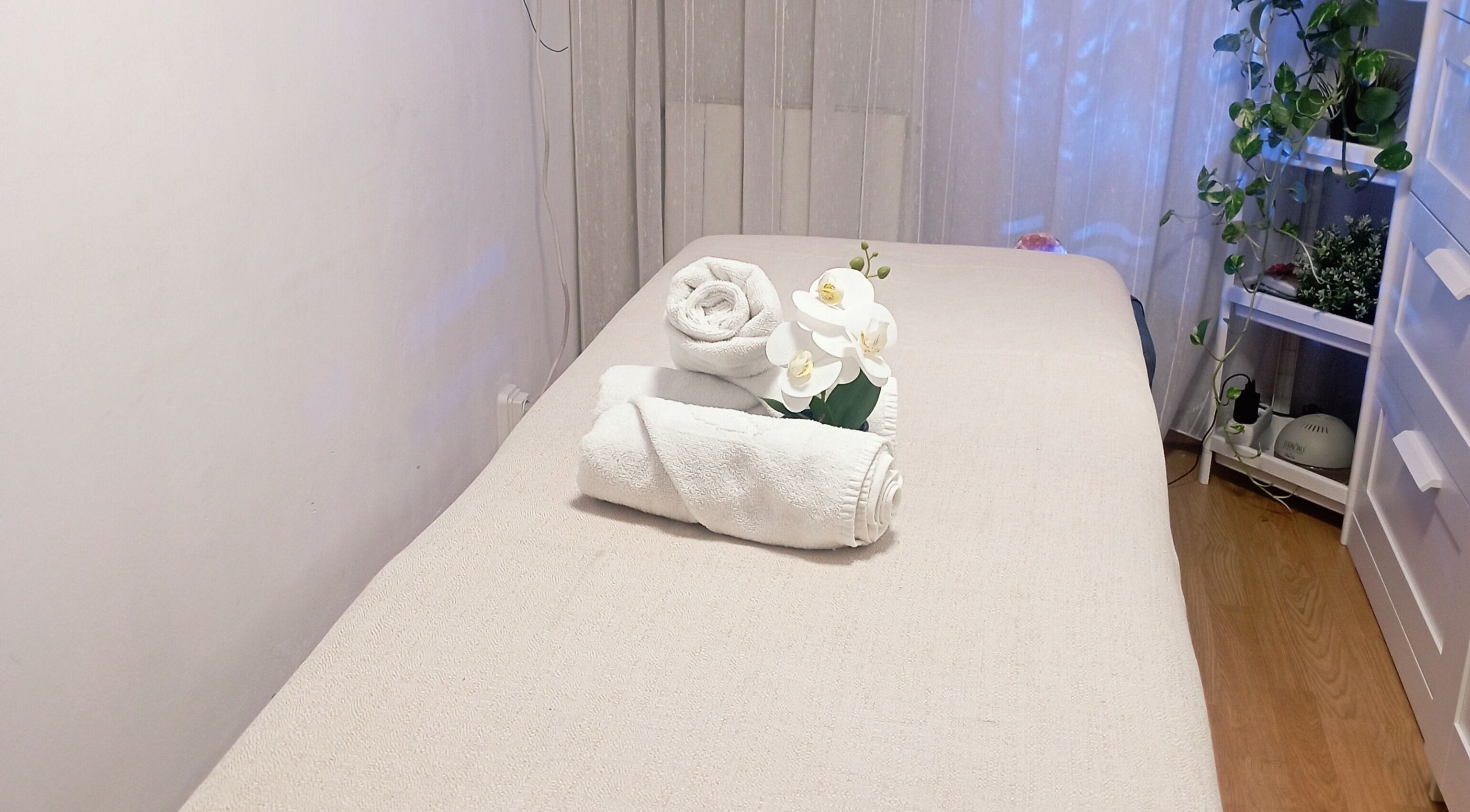 Camilla de masaje con toallas enrolladas en Perlita's Beauty - Masajes, L'hospitalet De Llobregat, Catalunya, ES.