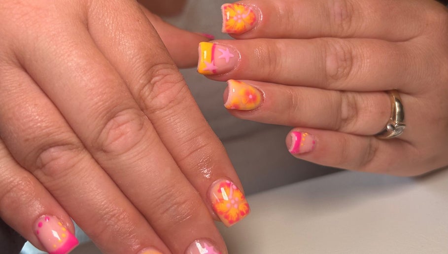 Bright floral nail design at Beautbynatz, Bathgate, Scotland, GB. Perfect for summer vibes.