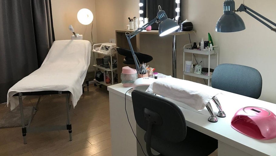 Salle de soin moderne à GinBeauty, Grenoble, Auvergne-rhône-alpes, FR, équipée pour soins esthétiques.