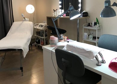 Salle de soin moderne à GinBeauty, Grenoble, Auvergne-rhône-alpes, FR, équipée pour soins esthétiques.