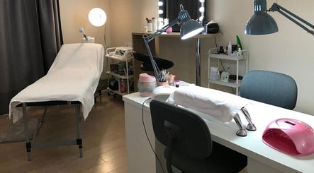 Salle de soin moderne à GinBeauty, Grenoble, Auvergne-rhône-alpes, FR, équipée pour soins esthétiques.