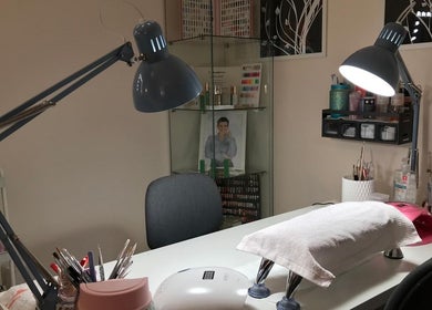 Station de manucure moderne chez GinBeauty, Grenoble, Auvergne-rhône-alpes, FR. Ambiance élégante et professionnelle.