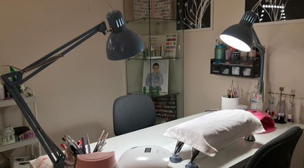 Station de manucure moderne chez GinBeauty, Grenoble, Auvergne-rhône-alpes, FR. Ambiance élégante et professionnelle.