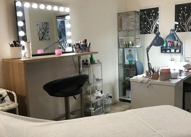 Salon de beauté GinBeauty à Grenoble, Auvergne-rhône-alpes, FR avec espace maquillage lumineux.