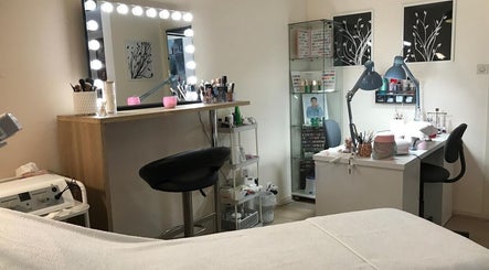 Salon de beauté GinBeauty à Grenoble, Auvergne-rhône-alpes, FR avec espace maquillage lumineux.