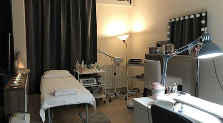 Salle de soin paisible chez GinBeauty à Grenoble, Auvergne-rhône-alpes, FR avec lumière douce.