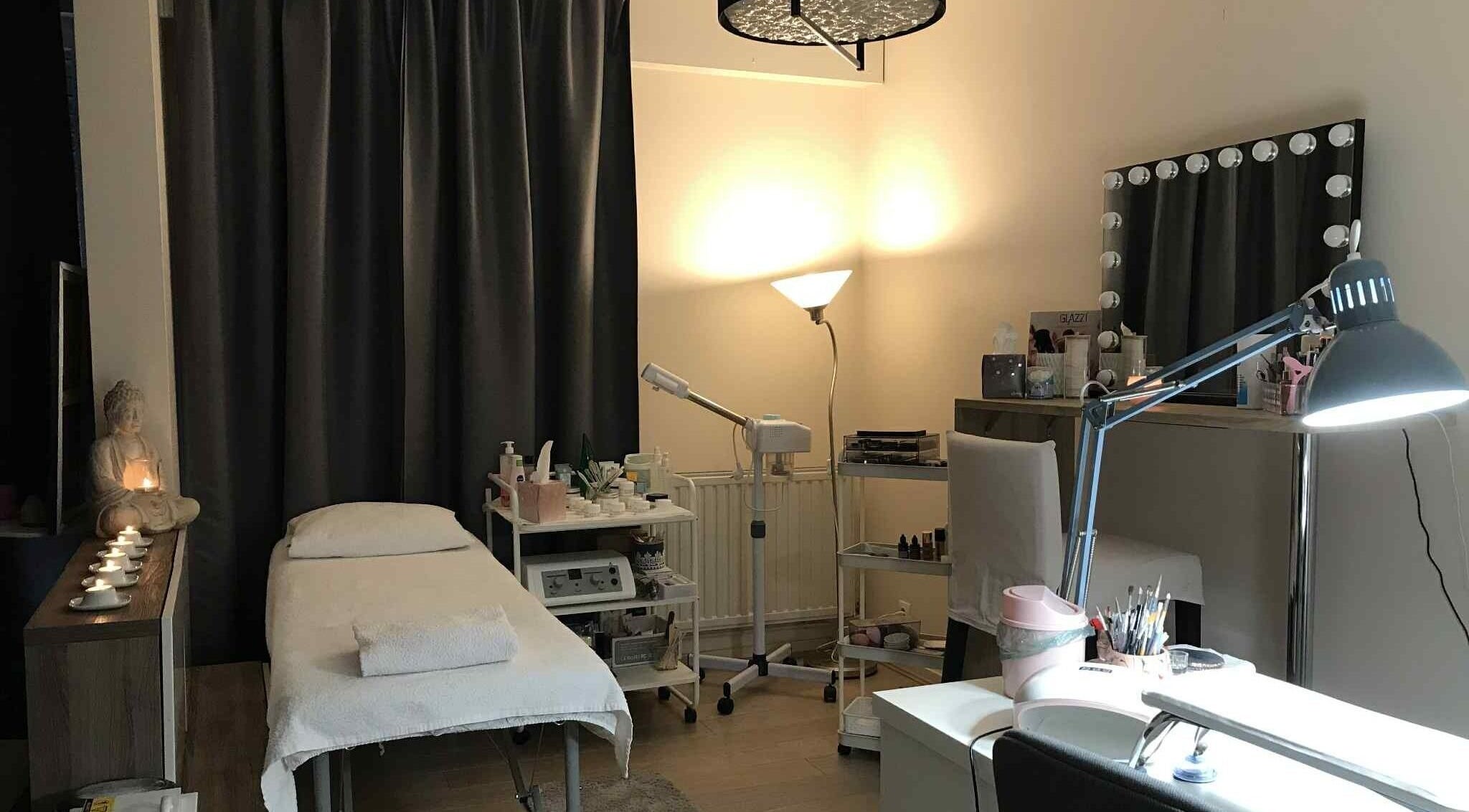 Salle de soins apaisante à GinBeauty, Grenoble, Auvergne-rhône-alpes, FR, avec lit de massage et décor zen.