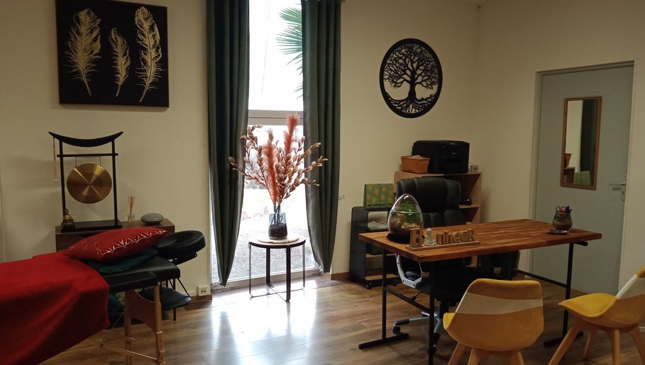 Salle de soin apaisante chez Jennifer Schmitt Réflexologue énergéticienne et Massothérapeute à Argentan, Normandie, FR.