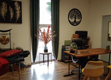 Salle de soin apaisante chez Jennifer Schmitt Réflexologue énergéticienne et Massothérapeute à Argentan, Normandie, FR.