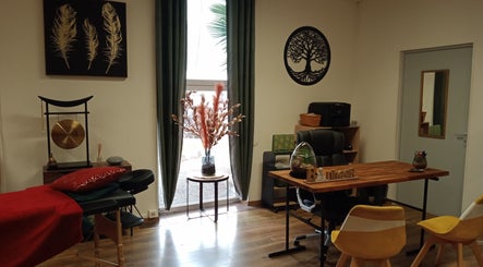 Salle de soin apaisante chez Jennifer Schmitt Réflexologue énergéticienne et Massothérapeute à Argentan, Normandie, FR.