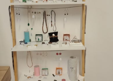 Étagère de bijoux énergétiques chez Jennifer Schmitt Réflexologue énergéticienne et Massothérapeute, Argentan, Normandie, FR.