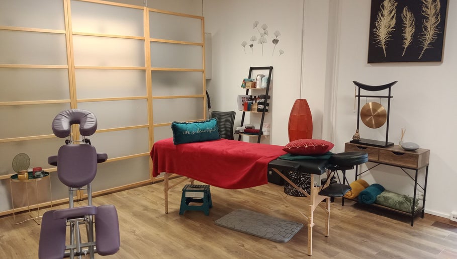 Salle de soins de Jennifer Schmitt Réflexologue énergéticienne et Massothérapeute à Argentan, Normandie, FR.