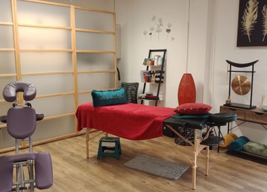 Salle de soins de Jennifer Schmitt Réflexologue énergéticienne et Massothérapeute à Argentan, Normandie, FR.