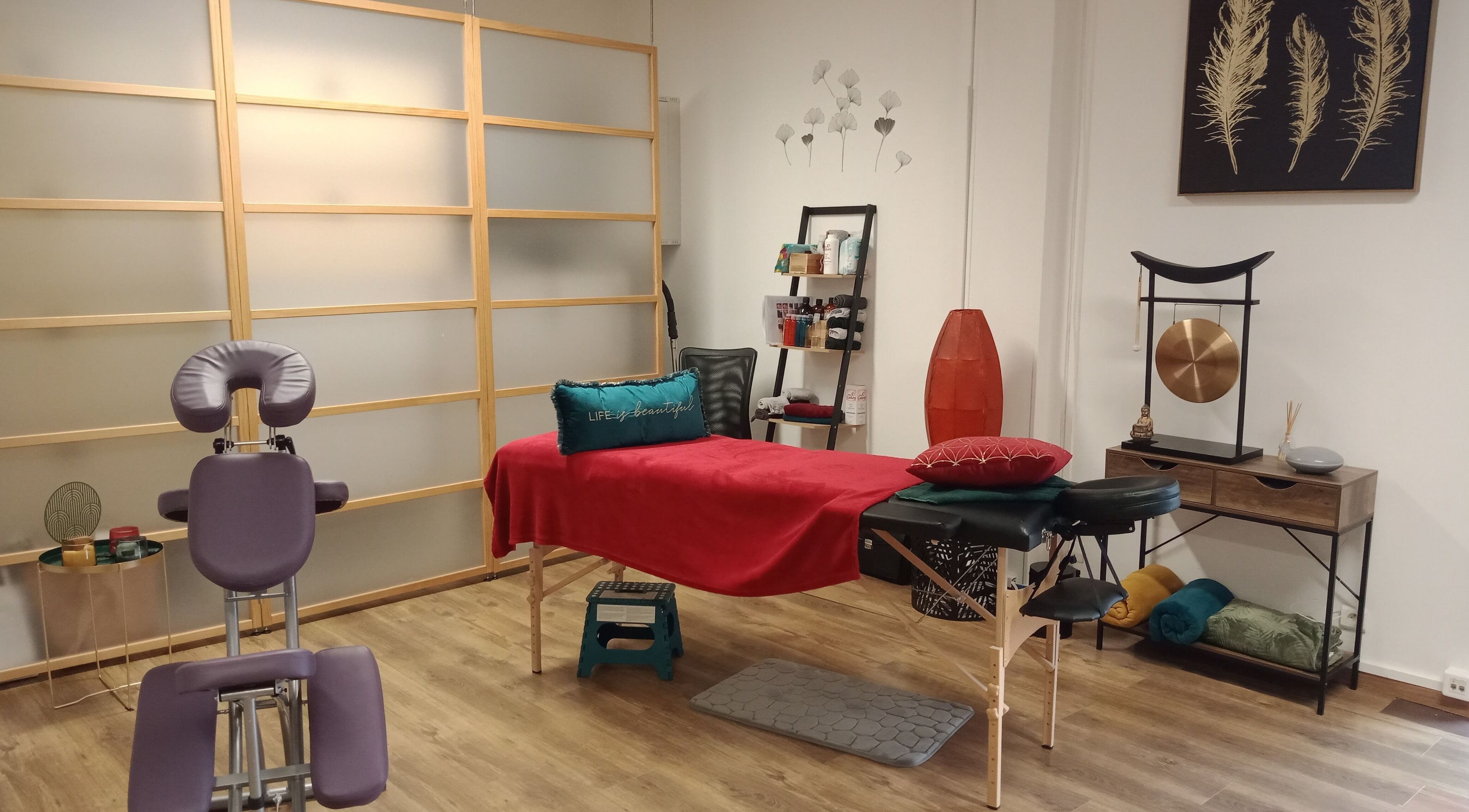 Salle de soins de Jennifer Schmitt Réflexologue énergéticienne et Massothérapeute à Argentan, Normandie, FR.