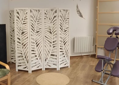 Salle de relaxation chez Jennifer Schmitt Réflexologue, Argentan, Normandie, FR avec fauteuil de massage.