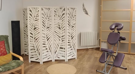 Salle de relaxation chez Jennifer Schmitt Réflexologue, Argentan, Normandie, FR avec fauteuil de massage.