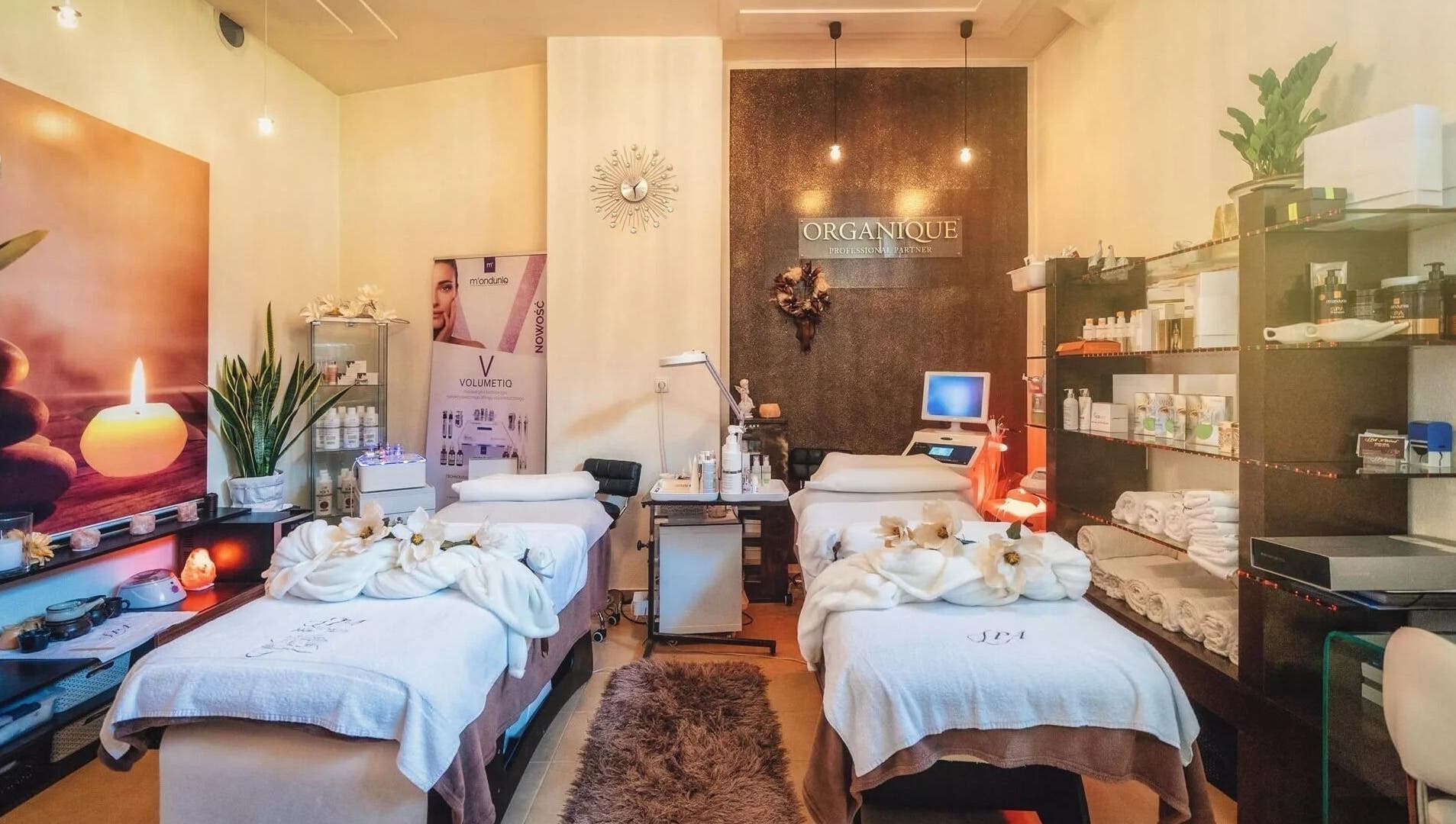 Przytulne wnętrze Spa w Tatrach w Zakopanem, Województwo Małopolskie, PL z łóżkami do masażu.