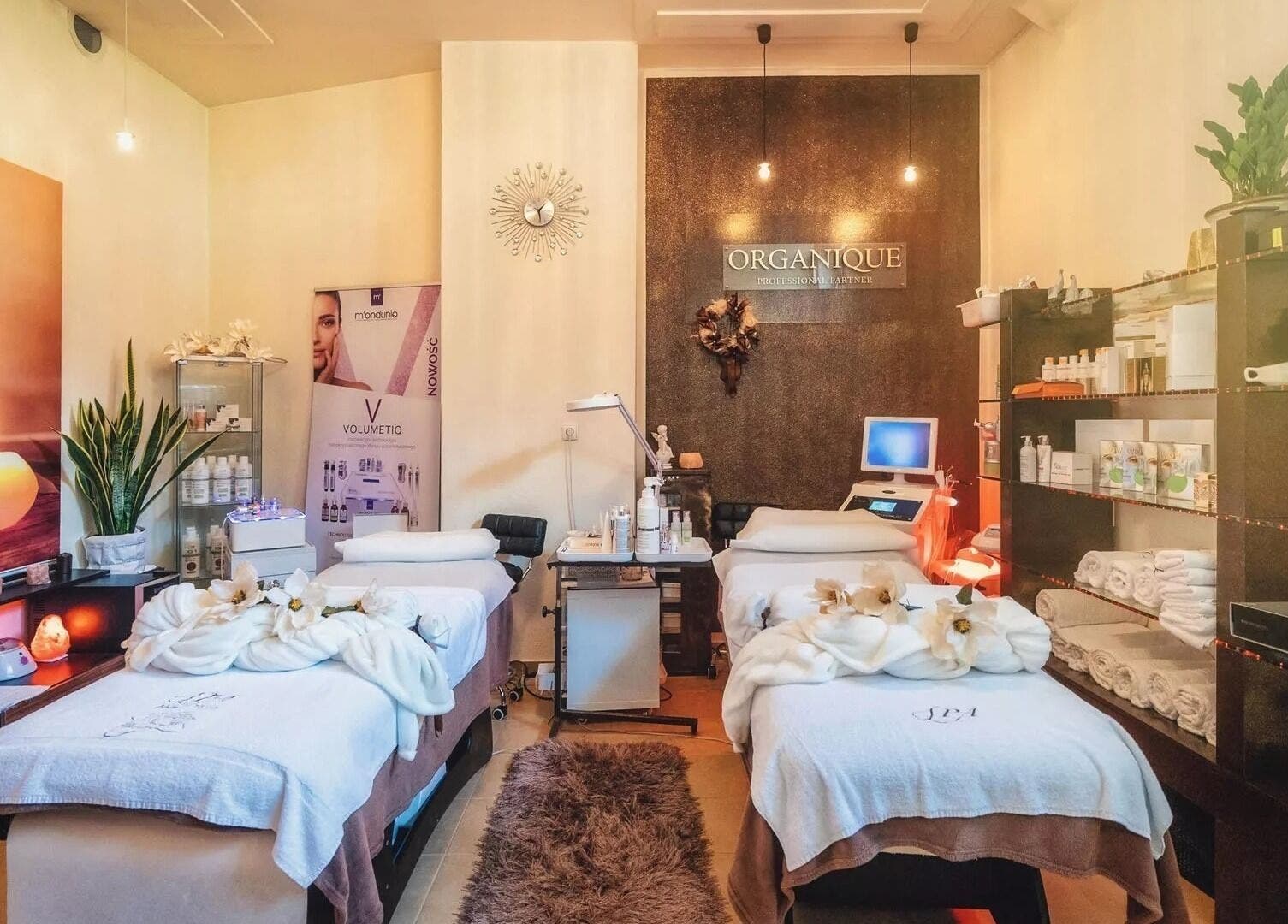 Przytulne wnętrze Spa w Tatrach w Zakopanem, Województwo Małopolskie, PL z łóżkami do masażu.